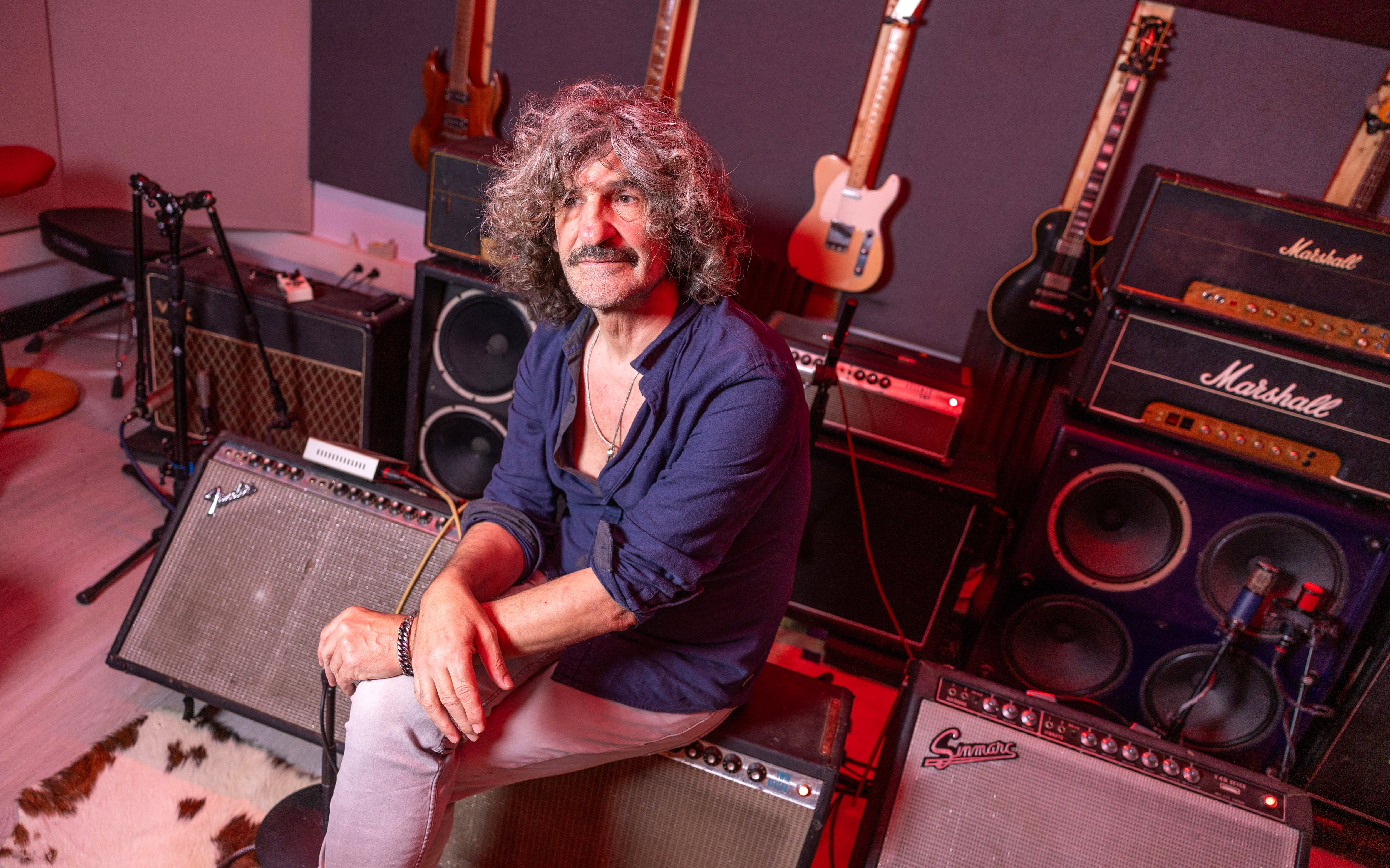 “Me ayudó mucho la filosofía. Los clásicos: Aristóteles, Epicteto, Séneca, los estoicos… La conclusión básica es que hay que conformarse. Estoy hecho una mierda, durante el día no lo voy a arreglar por mucho que me empeñe y me voy a frustrar. Así que vamos a disfrutar de lo que hay