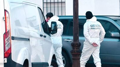 Guardia Civil de criminalística en la operación de este miércoles en Santa Olalla.