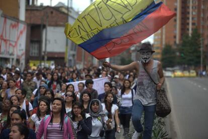Miles de estudiantes protestan en las calles de Bogot&aacute;. 
