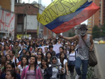 Miles de estudiantes protestan en las calles de Bogot&aacute;. 