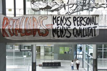 Una pancarta en el hospital de Sant Pau (Barcelona) advierte sobre los recortes y sus efectos ("menos personal, menos calidad").