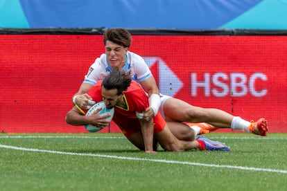 Pol Pla (izquierda) en el partido de España ante Argentina en el Mundial de Rugby 7 en Los Ángeles.