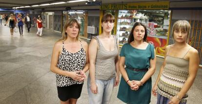 Tenderas de los comercios de la estación Atocha-Renfe frente a sus negocios.