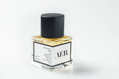 El perfume Accord No. 2: CADE de Aer Scents es una fragancia ahumada y misteriosa no apta para quienes solo buscan algo desenfadado. Comienza con notas verdes de pino Weymouth y abeto de Himalaya para, más tarde, dejar paso a la embriagadora dulzura del sándalo indio, el Galbanum y la madera de Guaiac. Por último, el broche final corre a cuenta del sabor cítrico del jazmín. Los perfumes de Aer Scents son 100% botánicos, veganos y libres de sustancias sintéticas y conservantes. Además, todos son fragancias de alta concentración y se elaboran artesanalmente en Berlín. Precio: 120 euros (30 ml).