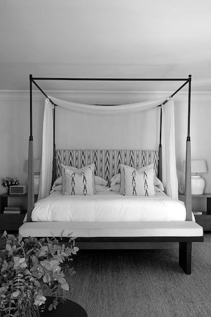 Room with a four-poster bed and dressed with linens and natural materials.