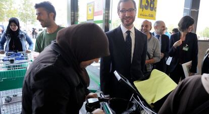 Javier Maroto saluda a los primeros clientes de Mercadona.