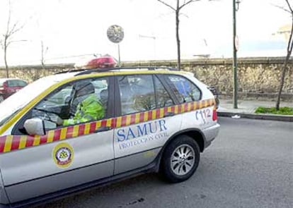 Efectivos de Samur-Protección Civil, esta mañana en el madrileño Paseo del Rey, donde se ha localizado al bebé.
