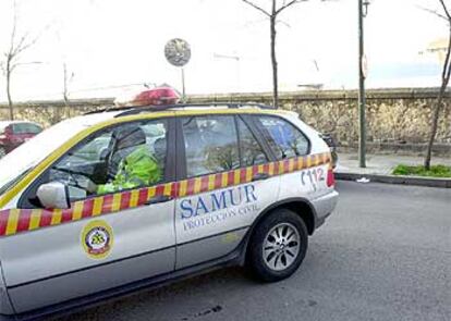 Efectivos de Samur-Protección Civil, esta mañana en el madrileño Paseo del Rey, donde se ha localizado al bebé.