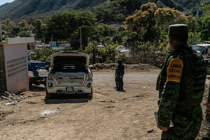 Um carro cheio de buracos de bala em Jesús María, Culiacán, após o confronto pela prisão de Ovidio Guzmán, 7 de janeiro de 2022.