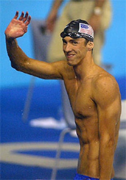 Phelps saluda al público tras ganar los 400 estilos en el Mundial de Barcelona de 2003.