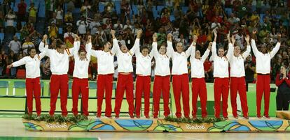 Las jugadoras de baloncesto de España celebran la medalla de plata.