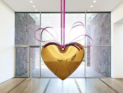 'Hanging Heart (Gold/Magenta)', 1994–2006. High chromium stainless steel with transparent color coating, 291 x 280 x 101.5 cm. Collection of the artist © Jeff Koons