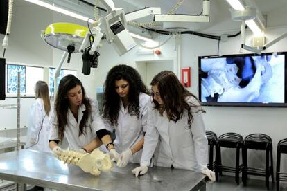 Alumnes de Medicina de la Universitat de Barcelona el 2010.