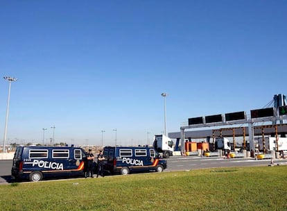 Camiones entrando en el puerto de Valencia