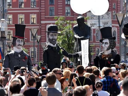 Desfile de gigantes (G&oacute;gol, Dostoievski, Pushkin y Kharms), en San Petersburgo. 