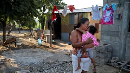 Florencia Carmona, de 32 años, y su hija Noemí Luis Cardona, de 2 años, en su casa de Tehuantepec en 2022.