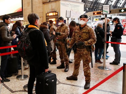 Agentes de policía y soldados, este lunes en un control de pasajeros en la estación central de Milán (Italia).