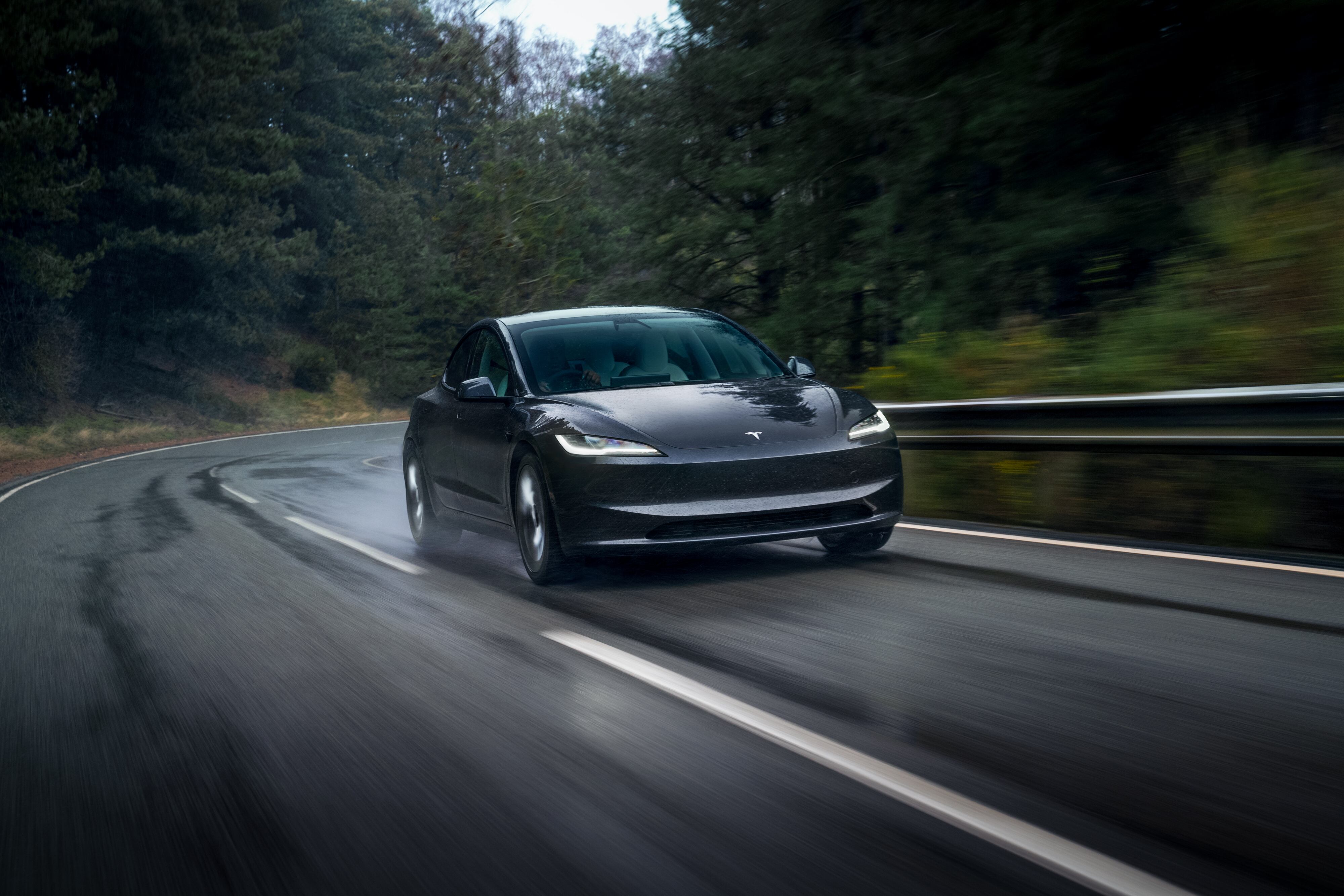 Las ventas de coches se recuperan en septiembre gracias a Tesla, que revive al eléctrico