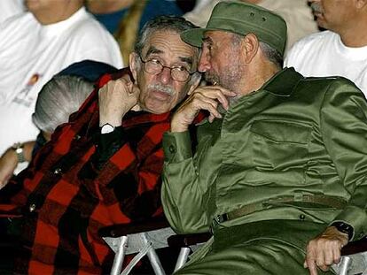 Gabriel García Márquez y Fidel Castro conversan en la plaza de la Revolución, el 26 de noviembre de 2002, con motivo de un acontecimiento deportivo cubano.