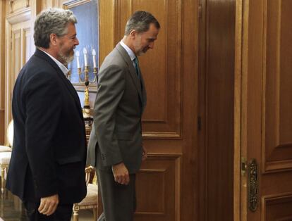 El rey Felipe VI saluda al diputado de Equo, Juan Antonio López de Uralde, en el Palacio de la Zarzuela.