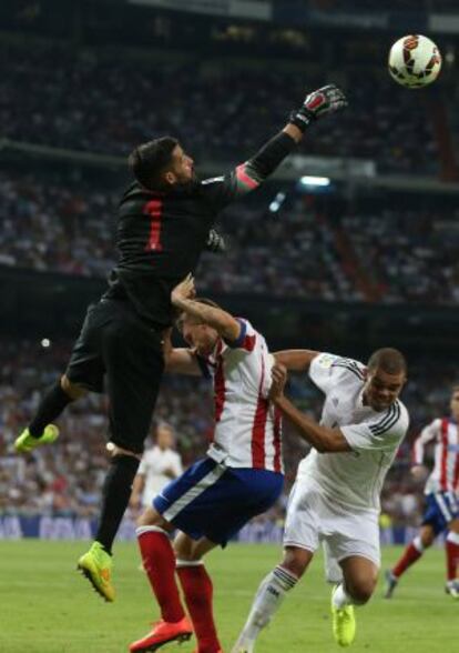 Moyá despeja ante Siqueira y Pepe.