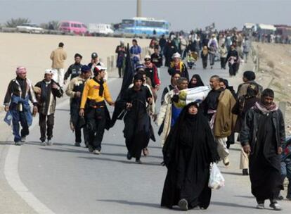 Peregrinos chiíes en ruta hacia Kerbala caminan por una carretera a las afueras de Bagdad.