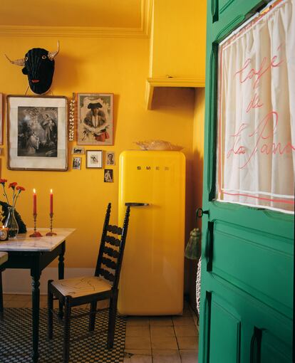 La cocina, con decoración taurina