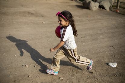 Juliana prefiere salir a la calle a jugar con su pelota.