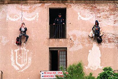 Un habitante de la casa &#39;okupa&#39; Can Masdeu en Barcelona se cuelga para que no le desalojen.