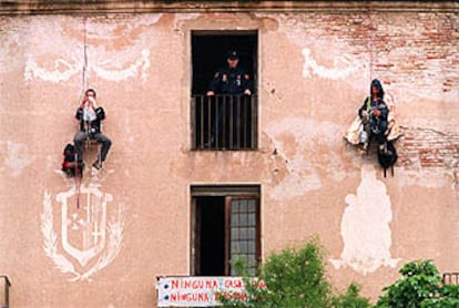 Un habitante de la casa 'okupa' Can Masdeu en Barcelona se cuelga para que no le desalojen.
