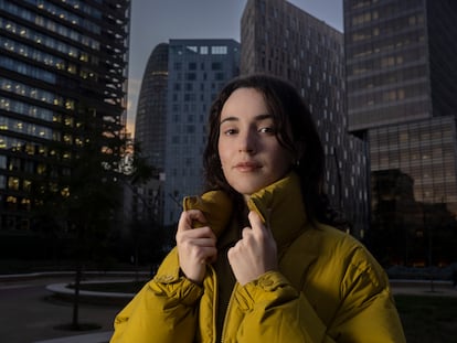 Núria Graham, fotografiada en los jardines de Ca l’Aranyò, en Barcelona.