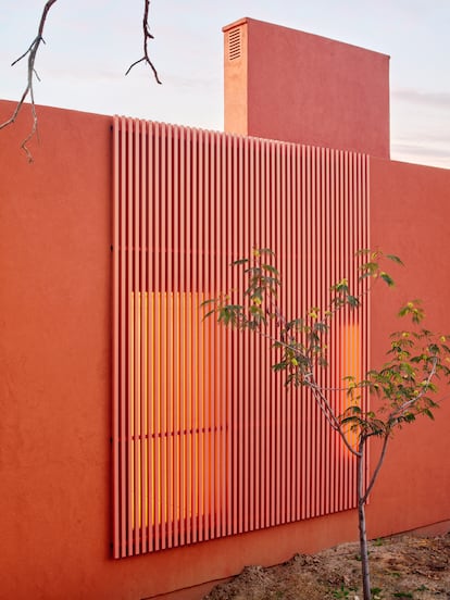 Un detalle de la parte exterior del edificio, resuelto de manera sobria en un intento de rechazar la noción tradicional de fachada y minimizar el impacto de la construcción sobre el paisaje.