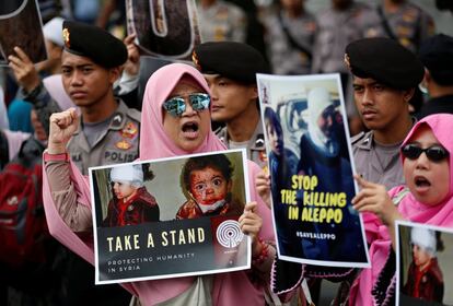 Algunas mujeres musulmanas levantan pancartas durante una manifestación que reclama el fin de la violencia en Alepo, a las puertas de la embajada rusa de Jakarta (Indonesia), el 19 de diciembre de 2016.