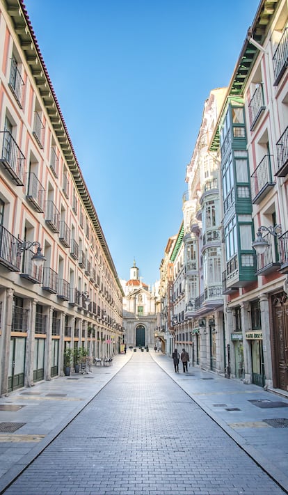 La calle de la Platería, junto con la plaza del Ochavo, forma parte del conjunto mercantil de la antigua Plaza del Mercado de Valladolid y el barrio de artesanos.