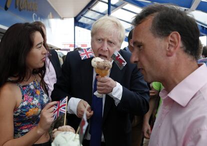 O slogan da campanha de Johnson, Get Brexit Done (“façamos o Brexit”), foi apontado como um dos principais fatores da vitória, já que aproveitou o desgaste da população em relação ao tema desde a sua aprovação no referendo de 2016. Na foto, o líder conservador toma um sorvete com as bandeiras do Reino Unido e do País de Gales em Barry Island.