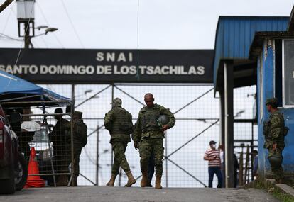 Soldados vigilan la crcel de Santo Domingo de los Tschilas, en Ecuador, el lunes 9 de mayo de 2022. 