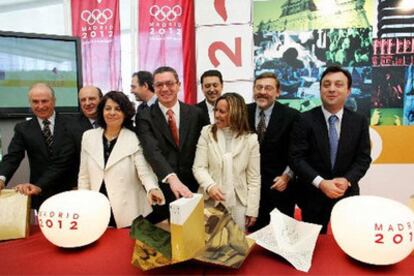Alberto Ruiz-Gallardón, con los representantes de la candidatura olímpica.
