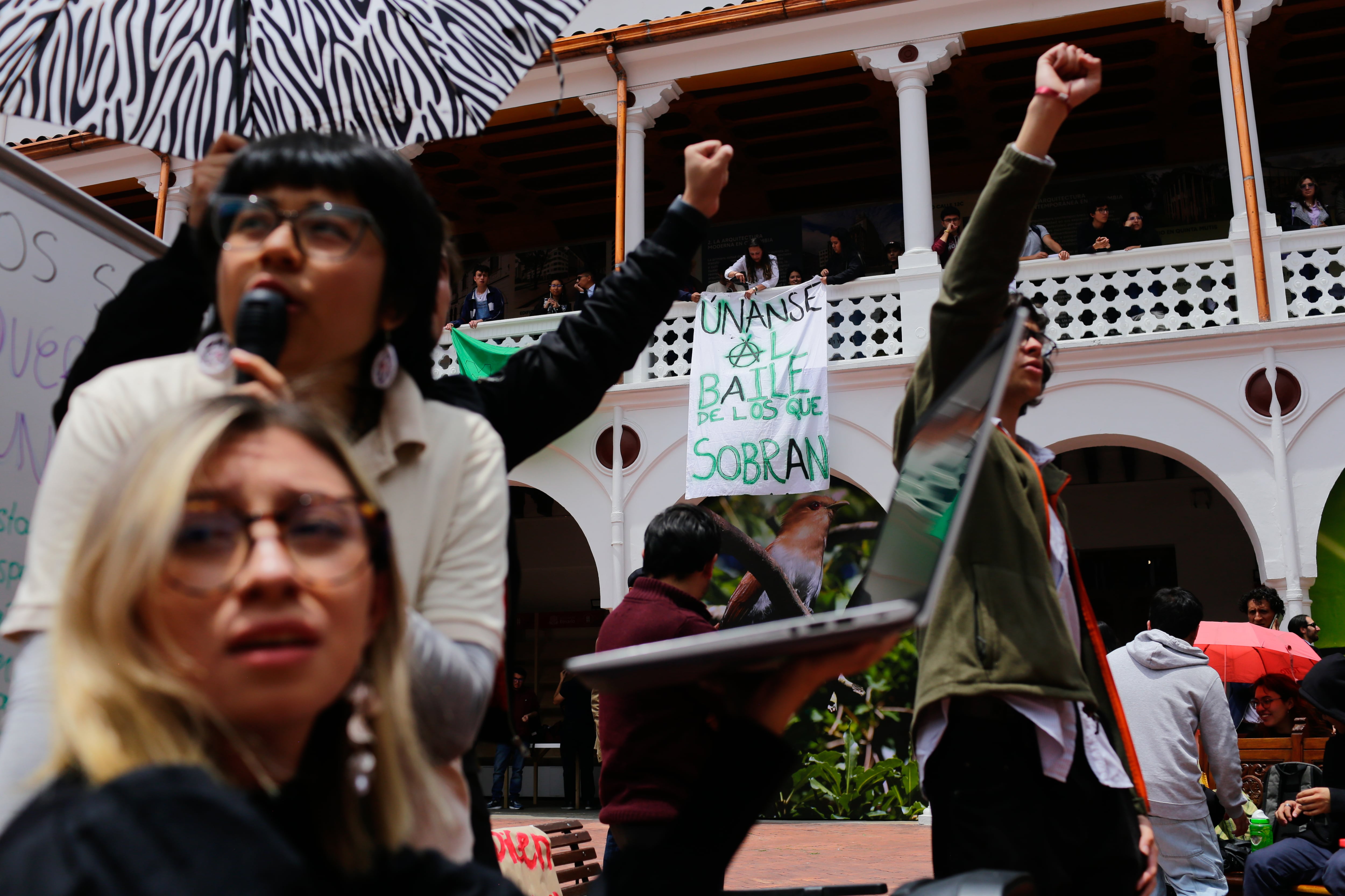 Estudiantes protestan en la Universidad del Rosario, el 17 de abril.