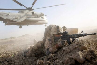 Un <i>marine</i> de la segunda brigada expedicionaria, en posición de combate en la provincia de Helmand, al sur de Afganistán.