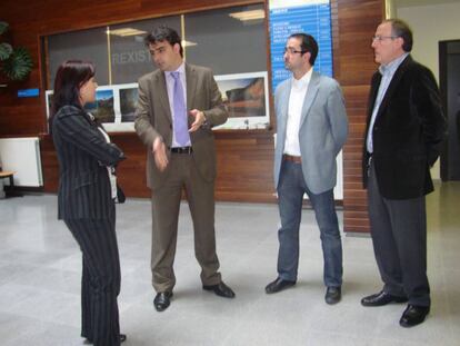 El alcalde de Negreira, Jorge Tu&ntilde;as, segundo por la derecha, durante una visita oficial a los juzgados de la localidad.