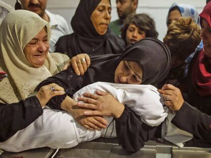 Mulher palestina abraça nesta terça sua filha de oito meses, morta nos confrontos com Israel na Faixa de Gaza.