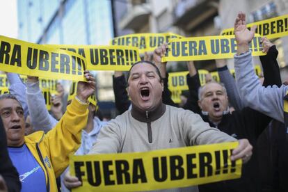 Taxistas protestan contra Uber en Buenos Aires.