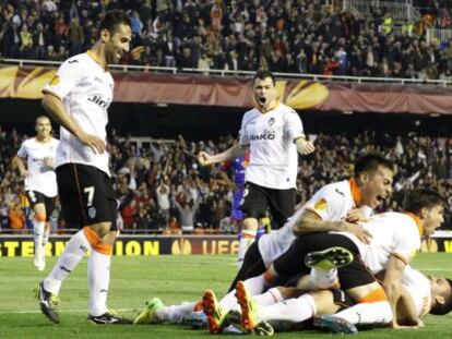 Los jugadores del Valencia celebran un gol ante el Basilea.