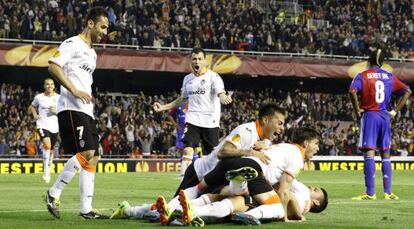 Los jugadores del Valencia celebran un gol ante el Basilea.