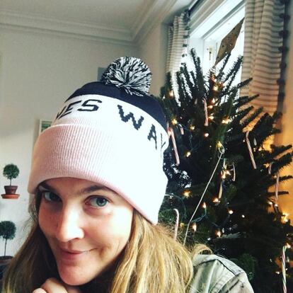 La actriz Drew Barrymore compartió con sus 5,8 millones de seguires de Instagram este 'selfie' con el que dejaba ver el árbol de Navidad de su casa.