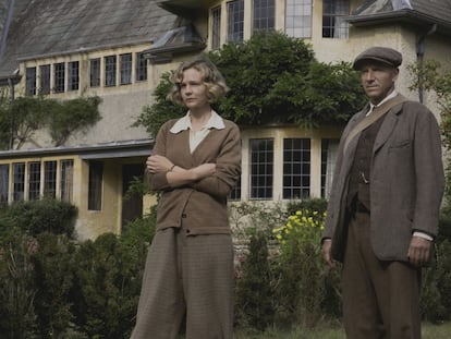 Carey Mulligan y Ralph Fiennes, en 'La excavación'.