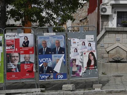 Carteles electorales pegados en una calle de Bustarviejo.