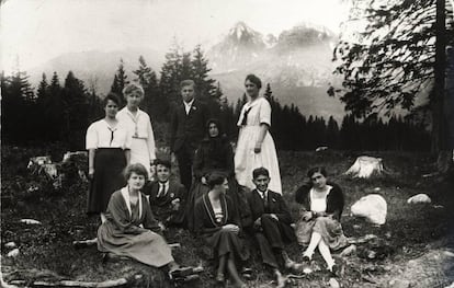 Kafka, sentado en primera fila, junto a personal y pacientes del sanatorio Tatranské Matliary, donde estuvo ingresado entre 1920 y 1921. k. wagenbach.