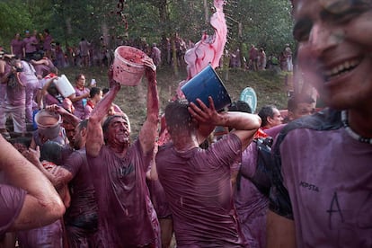 Batalla del Vino de Haro (La Rioja). 29 de junio. Tiene todos los ingredientes para haberse convertido en un clásico del inicio del verano: jolgorio y algo tan divertido como arrojar vino tinto al prójimo. La Batalla del Vino de Haro, fiesta de Interés Turístico Nacional, congregó en 2024 a más de 8.000 personas vestidas de blanco y pertrechadas con más de 40.000 litros de vino. La celebración tiene lugar en la mañana del 29 de junio a unos seis kilómetros de Haro (La Rioja), en el entorno de la ermita de los Riscos de Bilibio, donde vivió y murió Felices de Bilibio, maestro de san Millán en el siglo VI. El lugar era destino de peregrinos, y, desde el siglo XVIII, de una romería. Cuentan las crónicas que, tras asistir a la misa en la ermita, los romeros cantaban y se arrojaban unos a otros el vino de sus botas. Esta broma, que en principio no gustó a todo el mundo —muchas mujeres dejaron de acudir para evitar mancharse el vestido—, se convirtió oficialmente en Batalla del Vino a partir de 1949. Con los años ha ido ganando en popularidad, hasta ser la fiesta multitudinaria que es hoy.