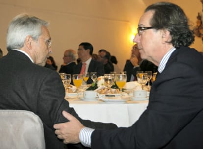 Gayoso, a la izquierda, conversa con Méndez ayer en un acto del ministro José Blanco en Santiago.